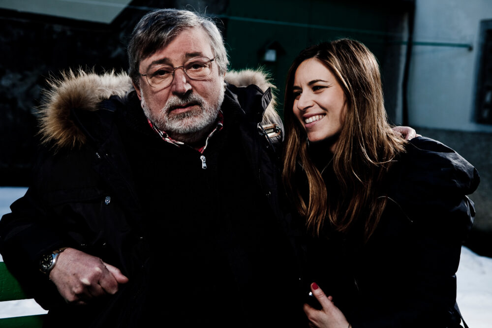 Ritratto di Francesco Guccini, con lo sguardo diretto verso l’obiettivo e sua figlia Teresa.