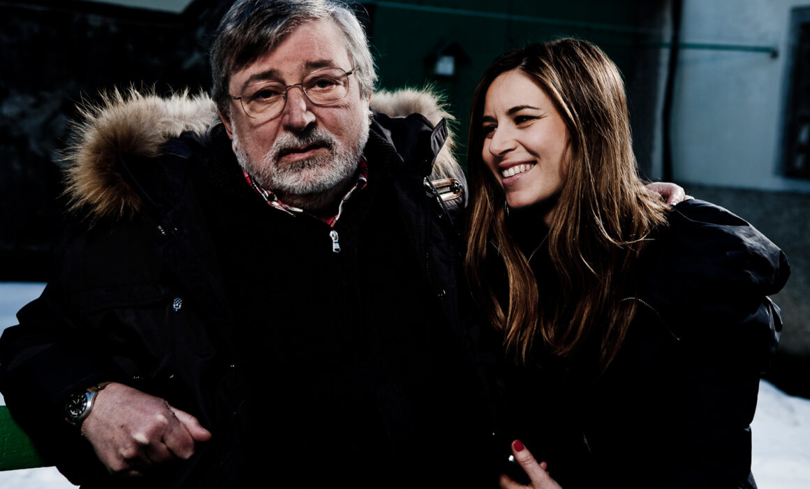 Ritratto di Francesco Guccini, con lo sguardo diretto verso l’obiettivo e sua figlia Teresa.