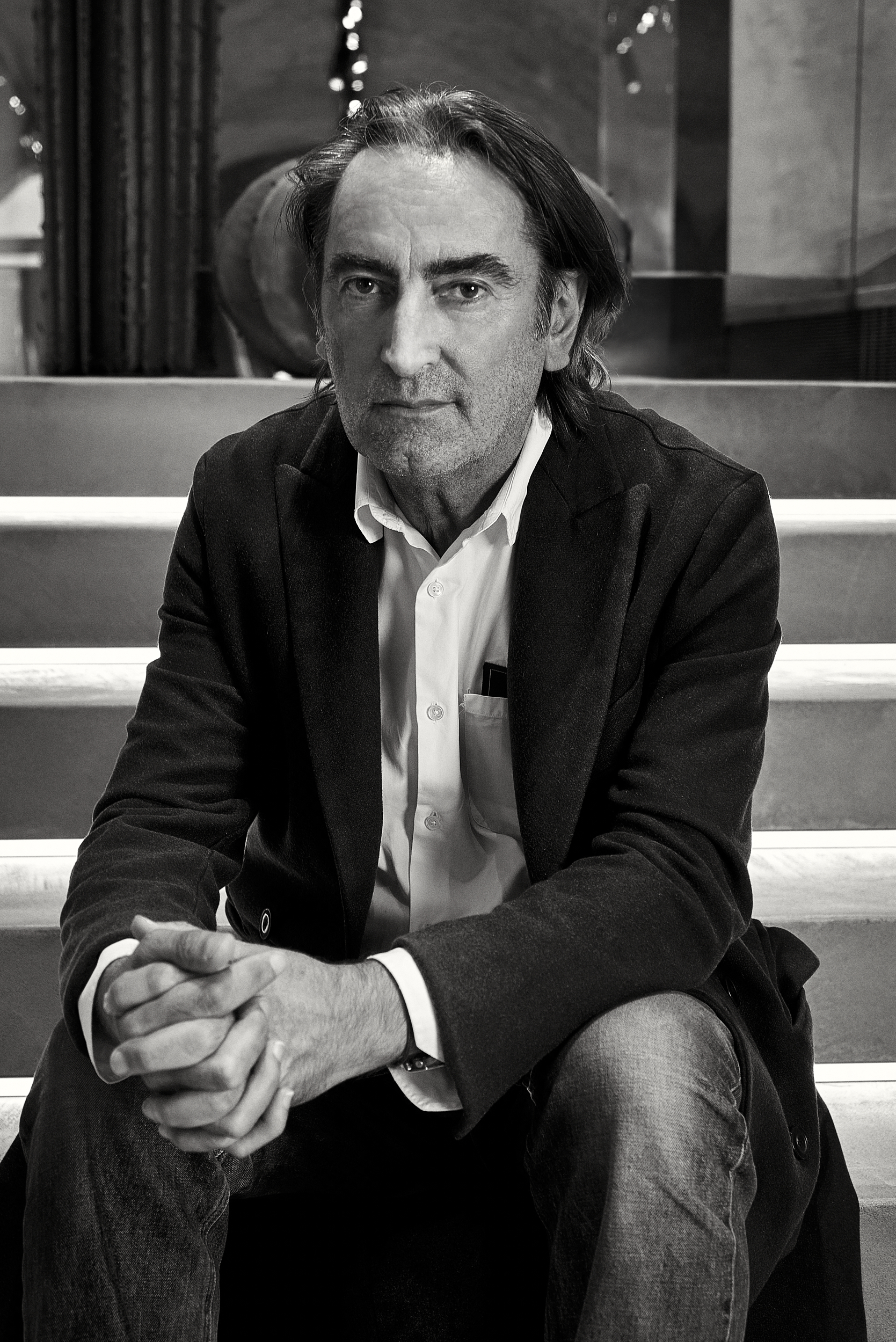 Uomo seduto sulle scale. Beppe Angiollini. Ritratto BN di Gianluigi Di Napoli
