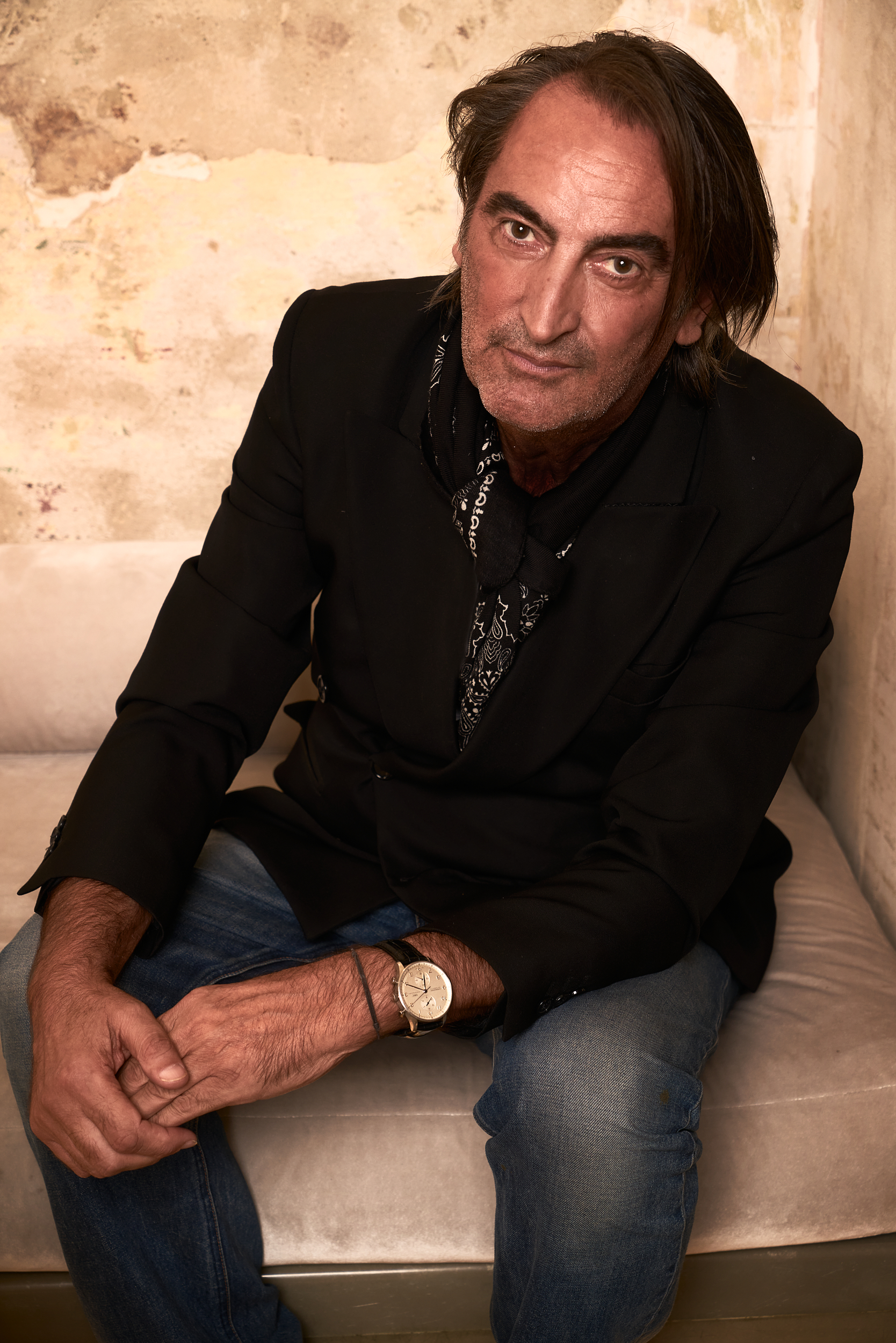 Uomo seduto. Beppe Angiolini. Ritratto colori di Gianluigi Di Napoli