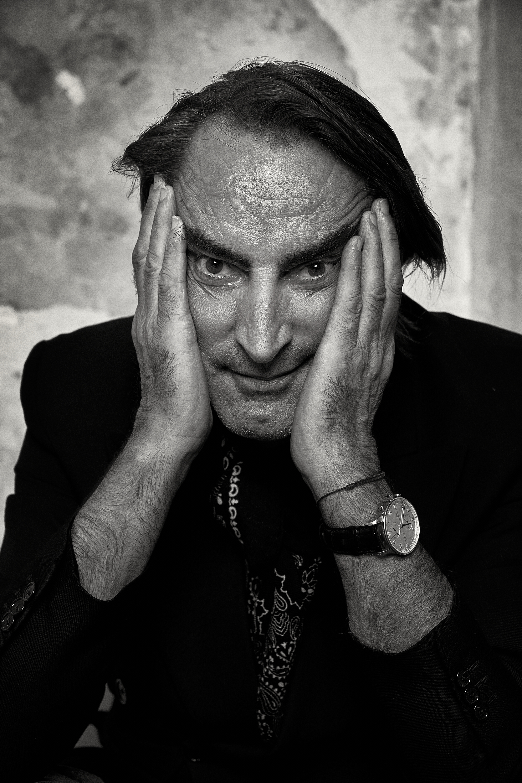 Uomo con la faccia incorniciata dalle mani. Beppe Angiolini. Ritratto BN di Gianluigi Di Napoli